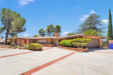 ***Gorgeous Ranch-Style Pool Home on the Apple Valley Golf on Apple Valley Country Club in California - for sale on GolfHomes.com, golf home, golf lot