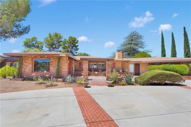 ***Gorgeous Ranch-Style Pool Home on the Apple Valley Golf on Apple Valley Country Club in California - for sale on GolfHomes.com, golf home, golf lot