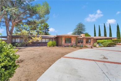 ***Gorgeous Ranch-Style Pool Home on the Apple Valley Golf on Apple Valley Country Club in California - for sale on GolfHomes.com, golf home, golf lot