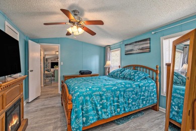 Welcome to this well-maintained 2 bedroom, 2 bathroom home in on Indian Wells Golf Course in South Carolina - for sale on GolfHomes.com, golf home, golf lot