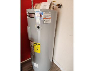 **** BRAND NEW HVAC SYSTEM JUST INSTALLED 6/27/2025! VERY on Royal Oaks Golf Club in Florida - for sale on GolfHomes.com, golf home, golf lot