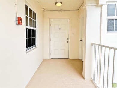 Beautiful, updated corner unit condo in Palm Aire's highly on Palm-Aire Country Club and Resort - Palms in Florida - for sale on GolfHomes.com, golf home, golf lot