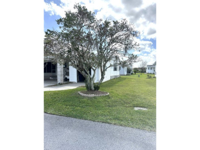 Beautiful Fully Furnished 2-Bedroom Palm Harbor Home - Move-In on Schalamar Creek Golf and Country Club in Florida - for sale on GolfHomes.com, golf home, golf lot