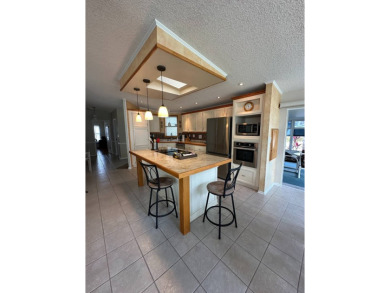 Beautiful Fully Furnished 2-Bedroom Palm Harbor Home - Move-In on Schalamar Creek Golf and Country Club in Florida - for sale on GolfHomes.com, golf home, golf lot