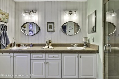 Welcome to this beautifully maintained 3-bedroom, 2-bathroom on Timber Pines Golf Course in Florida - for sale on GolfHomes.com, golf home, golf lot
