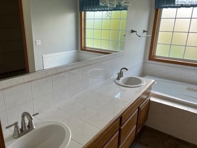 MLS# 284367 Beautiful Canyon Lakes Rambler located just a couple on Canyon Lakes Golf Course in Washington - for sale on GolfHomes.com, golf home, golf lot