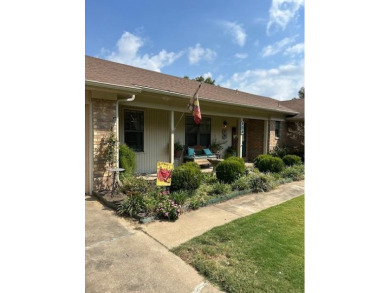 Very nice, well kept home in Golf Links subdivision.  Laminate on Blytheville Country Club in Arkansas - for sale on GolfHomes.com, golf home, golf lot