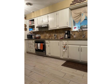 Very nice, well kept home in Golf Links subdivision.  Laminate on Blytheville Country Club in Arkansas - for sale on GolfHomes.com, golf home, golf lot