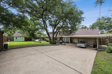 Corner lot - Mid-Century - Established neighborhood near Dallas on The Golf Club of Dallas in Texas - for sale on GolfHomes.com, golf home, golf lot