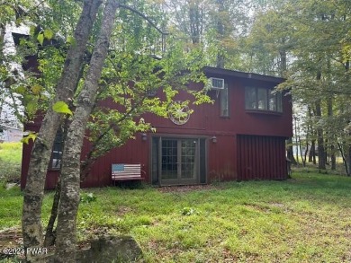 Time to cozy up....nestled in the trees find this 3 bedroom home on The Hideout Golf in Pennsylvania - for sale on GolfHomes.com, golf home, golf lot