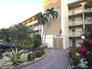 2/2 DELUXE MODEL IN EXCELLENT CONDITION,TURN-KEY, CLEAN AND MOVE on Wynmoor Golf Course in Florida - for sale on GolfHomes.com, golf home, golf lot