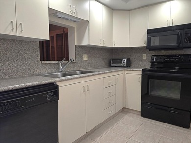 2/2 DELUXE MODEL IN EXCELLENT CONDITION,TURN-KEY, CLEAN AND MOVE on Wynmoor Golf Course in Florida - for sale on GolfHomes.com, golf home, golf lot