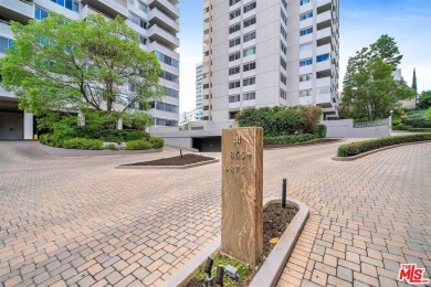 STUNNING NORTH FACING CONDO IN THE COMSTOCK! This beautifully on Los Angeles Country Club in California - for sale on GolfHomes.com, golf home, golf lot