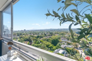 STUNNING NORTH FACING CONDO IN THE COMSTOCK! This beautifully on Los Angeles Country Club in California - for sale on GolfHomes.com, golf home, golf lot