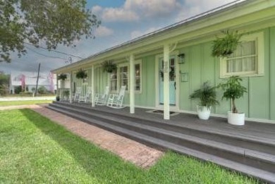 This Quintessential Coastal Cottage is FULLY FURNISHED!!!! This on Rockport Country Club in Texas - for sale on GolfHomes.com, golf home, golf lot