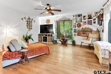 Adorable Hideaway Bungalow Retreat. Welcome to this charming on Hide-A-Way Lake Golf Course in Texas - for sale on GolfHomes.com, golf home, golf lot