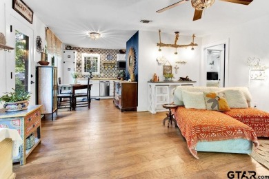 Adorable Hideaway Bungalow Retreat. Welcome to this charming on Hide-A-Way Lake Golf Course in Texas - for sale on GolfHomes.com, golf home, golf lot