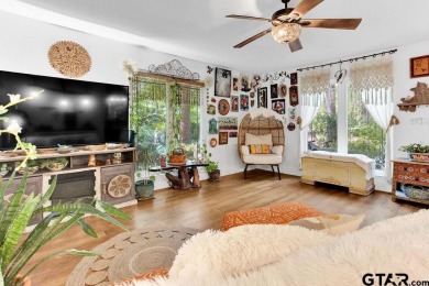 Adorable Hideaway Bungalow Retreat. Welcome to this charming on Hide-A-Way Lake Golf Course in Texas - for sale on GolfHomes.com, golf home, golf lot