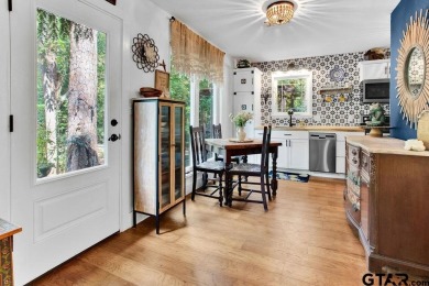 Adorable Hideaway Bungalow Retreat. Welcome to this charming on Hide-A-Way Lake Golf Course in Texas - for sale on GolfHomes.com, golf home, golf lot