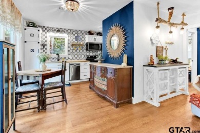 Adorable Hideaway Bungalow Retreat. Welcome to this charming on Hide-A-Way Lake Golf Course in Texas - for sale on GolfHomes.com, golf home, golf lot