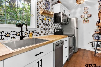 Adorable Hideaway Bungalow Retreat. Welcome to this charming on Hide-A-Way Lake Golf Course in Texas - for sale on GolfHomes.com, golf home, golf lot