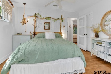 Adorable Hideaway Bungalow Retreat. Welcome to this charming on Hide-A-Way Lake Golf Course in Texas - for sale on GolfHomes.com, golf home, golf lot