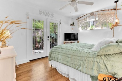 Adorable Hideaway Bungalow Retreat. Welcome to this charming on Hide-A-Way Lake Golf Course in Texas - for sale on GolfHomes.com, golf home, golf lot