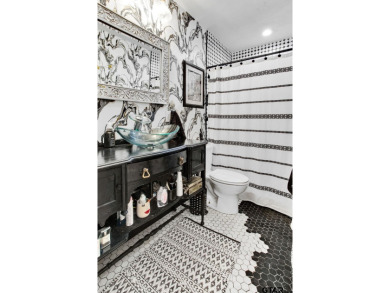 Adorable Hideaway Bungalow Retreat. Welcome to this charming on Hide-A-Way Lake Golf Course in Texas - for sale on GolfHomes.com, golf home, golf lot