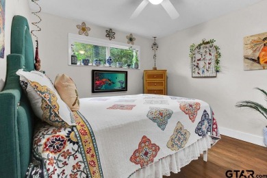 Adorable Hideaway Bungalow Retreat. Welcome to this charming on Hide-A-Way Lake Golf Course in Texas - for sale on GolfHomes.com, golf home, golf lot