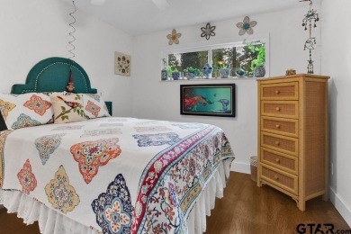 Adorable Hideaway Bungalow Retreat. Welcome to this charming on Hide-A-Way Lake Golf Course in Texas - for sale on GolfHomes.com, golf home, golf lot