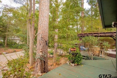Adorable Hideaway Bungalow Retreat. Welcome to this charming on Hide-A-Way Lake Golf Course in Texas - for sale on GolfHomes.com, golf home, golf lot