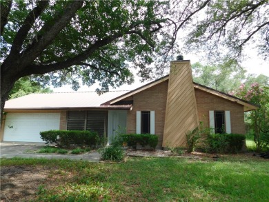 Great Home located near local stores, schools, municipal golf on Alice Municipal Golf Course in Texas - for sale on GolfHomes.com, golf home, golf lot