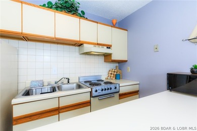 Enjoy effortless lake living in this well-kept, turn-key 1 bed on Sycamore Creek Golf Club in Missouri - for sale on GolfHomes.com, golf home, golf lot