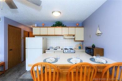 Enjoy effortless lake living in this well-kept, turn-key 1 bed on Sycamore Creek Golf Club in Missouri - for sale on GolfHomes.com, golf home, golf lot