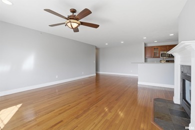 Updated main floor end-unit condo with WeaverRidge golf course on WeaverRidge Golf Club in Illinois - for sale on GolfHomes.com, golf home, golf lot