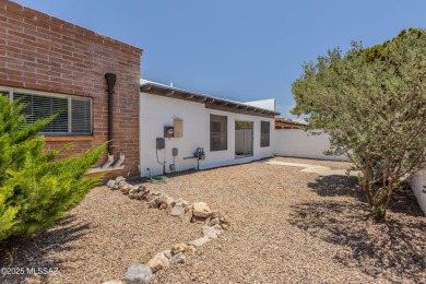 Stunning, completely remodeled townhome in the heart of Green on Country Club of Green Valley in Arizona - for sale on GolfHomes.com, golf home, golf lot