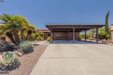 Stunning, completely remodeled townhome in the heart of Green on Country Club of Green Valley in Arizona - for sale on GolfHomes.com, golf home, golf lot