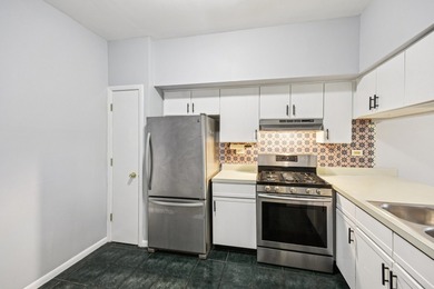 Move right in to this beautifully updated 2-bedroom, 2.5-bath on Glendale Lakes Golf Club in Illinois - for sale on GolfHomes.com, golf home, golf lot