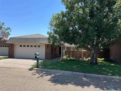 NEW CARPET INSTALLED IN SEPTEMBER!!  This well-maintained home on Chaparral Country Club in New Mexico - for sale on GolfHomes.com, golf home, golf lot