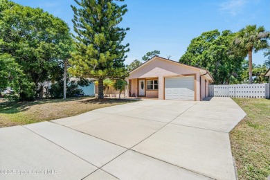 *SELLER OFFERING $10k @ CLOSING!* Charming 4 bedroom, 2.5 bath on Rockledge Country Club in Florida - for sale on GolfHomes.com, golf home, golf lot