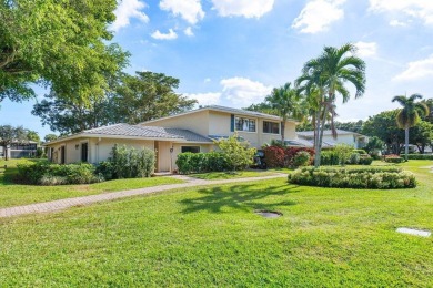 Discover the potential of this delightful 2br/2bth villa in on Hunters Run Golf and Country Club in Florida - for sale on GolfHomes.com, golf home, golf lot