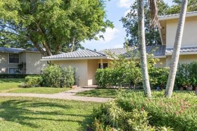 Discover the potential of this delightful 2br/2bth villa in on Hunters Run Golf and Country Club in Florida - for sale on GolfHomes.com, golf home, golf lot