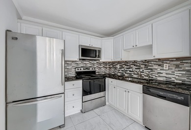 LOVELY UPDATED UNIT WITH WHITE CABINETRY AND STAINLESS STEEL on Kings Point Golf -Flanders Way in Florida - for sale on GolfHomes.com, golf home, golf lot