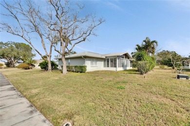 Welcome to this inviting Florida 2-bedroom, 2-bathroom home on Mainlands Golf Club in Florida - for sale on GolfHomes.com, golf home, golf lot