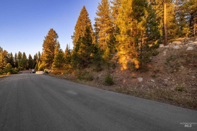 Perched atop scenic Aspen Ridge, this rare one-acre homesite on McCall Municipal Golf Course in Idaho - for sale on GolfHomes.com, golf home, golf lot