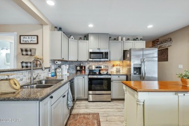 ON LEASED LAND***  This beautifully updated TURN-KEY home is on London Bridge Golf Course in Arizona - for sale on GolfHomes.com, golf home, golf lot