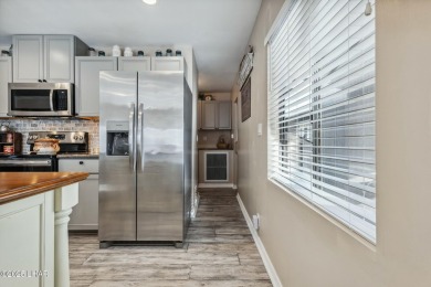 ON LEASED LAND***  This beautifully updated TURN-KEY home is on London Bridge Golf Course in Arizona - for sale on GolfHomes.com, golf home, golf lot