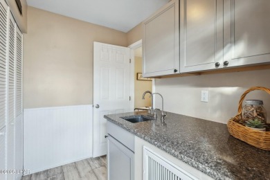 ON LEASED LAND***  This beautifully updated TURN-KEY home is on London Bridge Golf Course in Arizona - for sale on GolfHomes.com, golf home, golf lot