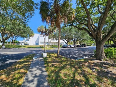 Reduced price for quick sale, OWNER MOTIVATED !!! ALL AGES on Inverrary Country Club in Florida - for sale on GolfHomes.com, golf home, golf lot