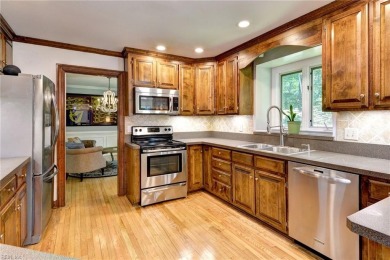 Bright & Spacious Set Back on a Cul-de Sac in Fords Colony! on Fords Colony Country Club in Virginia - for sale on GolfHomes.com, golf home, golf lot